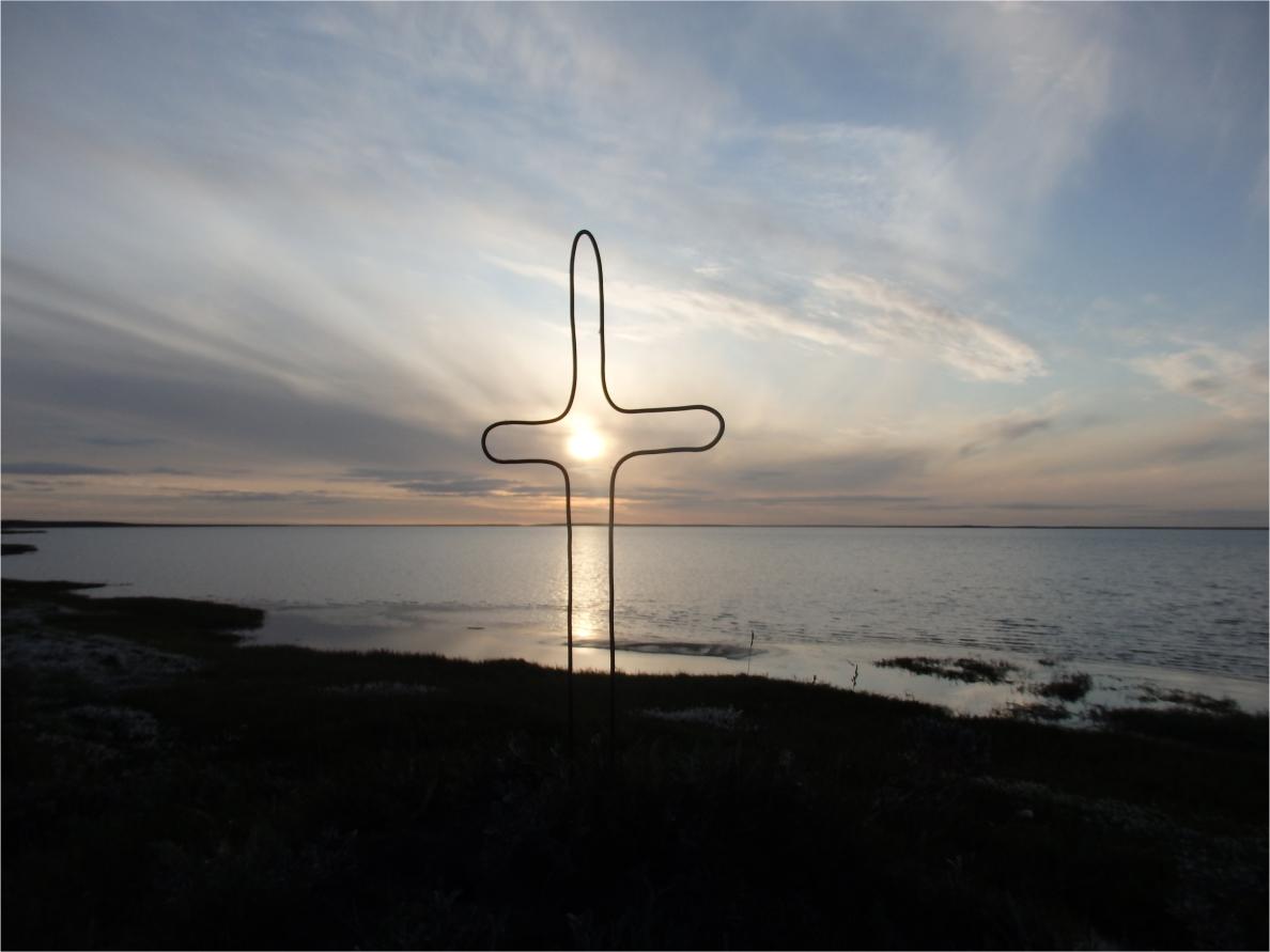 Крест, сделанный из найденной там же толстой проволоки